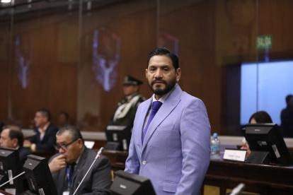 El flamante primer vicepresidente de la Asamblea, Otto Vera, mocionó a los integrantes de la nueva comisión ocasional.