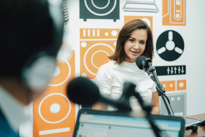 La prefecta Marcela Aguiñaga ocasionalmente realiza enlaces radiales el último jueves de cada mes.