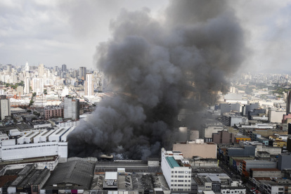 Un incendio que afectó el edificio Shopping 25 de Marzo, ubicado en Brás, una de las principales zonas comerciales de la ciudad, este miércoles, en Sao Paulo (Brasil).
