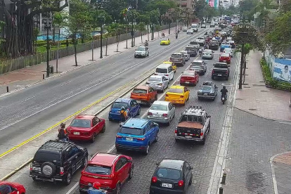 Así permanecen las calles del centro Guayaquil durante cada apagón: con atascos que parecen no tener fin.