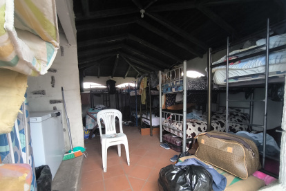 Los pacientes con adicciones estaban encerrados en habitaciones donde había hasta seis camas literas, y en condiciones de insalubridad.