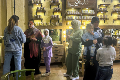 Familias desplazadas del sur del Líbano comienzan el tour formativo en las instalaciones de la ecovilla Khan al Saboun. EFE/Rosa Soto