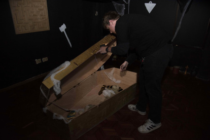 En Enigma, visitantes viajan al antiguo Egipto para resolver el misterio de la maldición de un faraón.