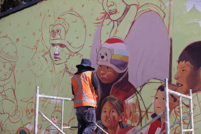 Uno de los artistas participantes del "Ñatinta 2024" trabaja en su mural en el cementerio general este miércoles, en La Paz (Bolivia).
