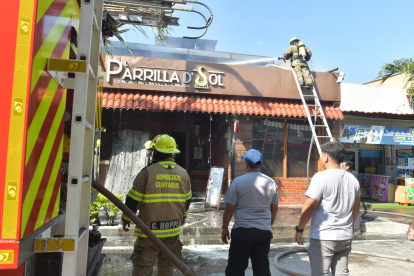 Incendio en restaurante al centro de Guayaquil.