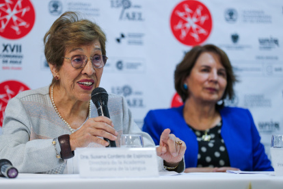 La presidenta de la Academia de la Lengua de Ecuador, Susana Cordero (i), habla en una rueda de prensa en Quito.