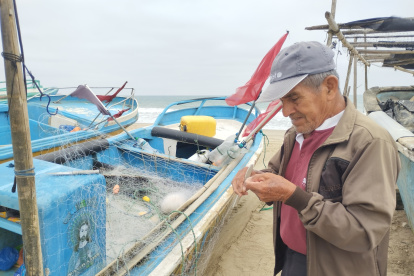 El pescador Santo Rodríguez con 77 años, es un referente del oficio de remendar redes de pesca.