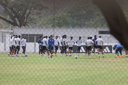 Los jugadores de Emelec siguen entrenando pese a las deudas que mantienen con ellos.