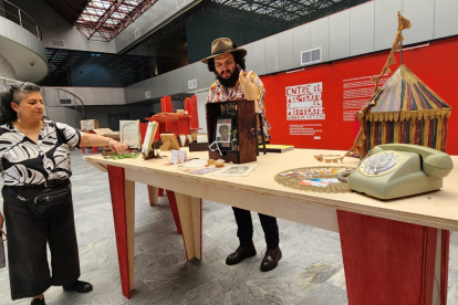 Presentación. “Manos del Diablo” presenta un gabinete de curiosidades con obras literarias en varios formatos.