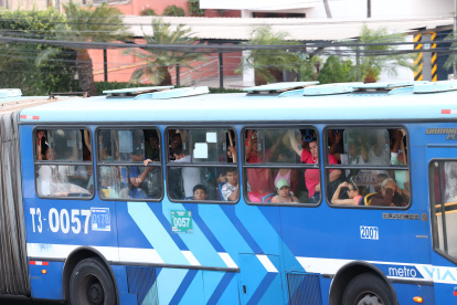 El ciudadano solicita que las unidades no vayan repletas como, de forma habitual, sucede, como se observa en la imagen.