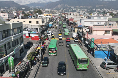 Congestión. El tráfico en la calle María Angélica Idrovo, una de las vías principales de Cumbayá, se caotiza a diario.