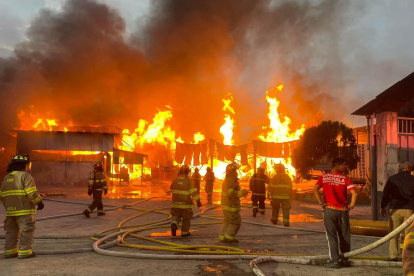 El incendio en la bodega de pálets en Machala se registró cerca de las 18:00 de este miércoles 30 de octubre.