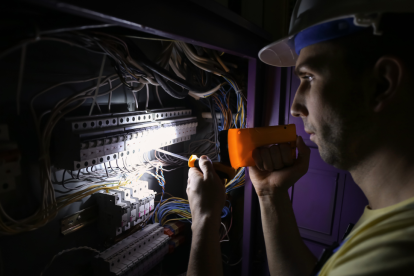 Disminuyen las horas de los apagones en la urbe porteña durante el feriado nacional.
