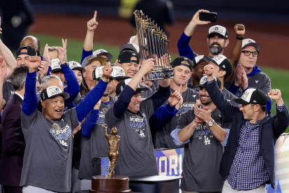 Integrantes de Los Angeles Dodgers levantando el título de las Grandes Ligas.