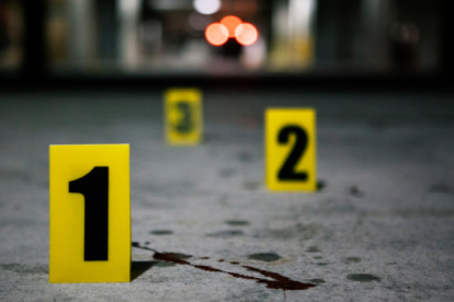 Los atacantes llegaron a bordo de una motocicleta y asesinaron a tres personas.