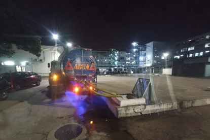 El agua llegó a las zonas afectadas, según Interagua, a través de tanqueros. Hubo varrios que denunciaron que no se les entregó el servicio.