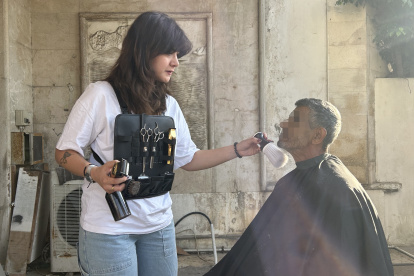 Kristie Rahal, una joven que desde hace un mes recorre las plazas y calles de la capital libanesa ofreciendo sus servicios de forma gratuita a niños, jóvenes y ancianos desplazados por los ataques israelíes en el sur del país. EFE/Rosa Soto