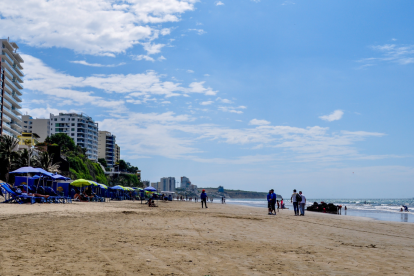 Balnearios de la Costa ecuatoriana reciben a miles de turistas durante este feriado nacional, que se vive con apagones.
