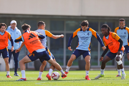 Los jugadores de Real Madrid realizaron sus entrenamientos regulares, pese a recibir la notificación de aplazamiento del partido contra el Valencia.