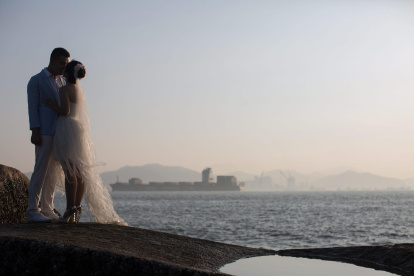 Una pareja posa para las fotos de su boda el 26 de diciembre de 2016, en Xiamen, provincia de Fujian (China).