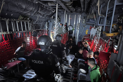 El avión de las Fuerzas Armadas aterrizó en la Isla San Cristóbal para luego despegar a Guayaquil.