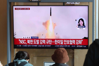Varias personas ven las noticias sobre el lanzamiento por parte de Corea del Norte de un nuevo misil balístico intercontinental de combustible sólido en la estación de Seúl, Corea del Sur, el 31 de octubre de 2024.