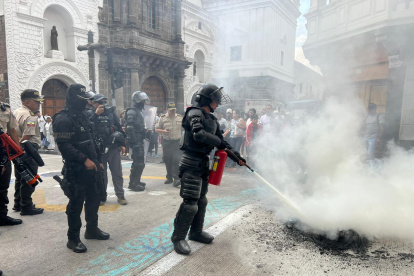 Miembros de la Policía del Distrito Manuela Sáenz llegaron alCentro Histórico para impedir el paso de los manifestantes