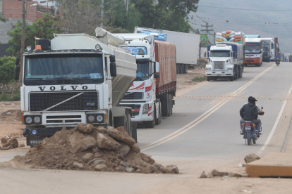 Decenas de camiones permanecen estacionados debido a un bloqueo de carreteras en Mairana, Santa Cruz (Bolivia).