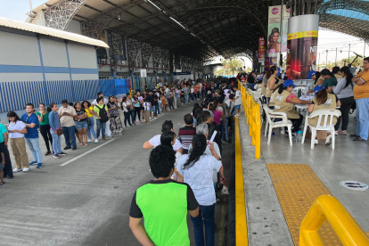 Los ciudadanos han acudidado a la terminal Río Daule a retirar su documento.