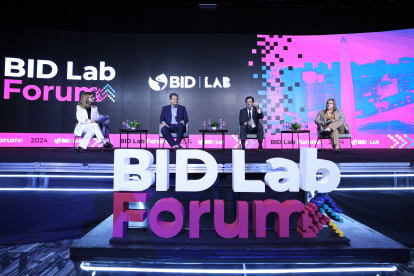 AME3368. BUENOS AIRES (ARGENTINA), 31/10/2024.- La vicepresidenta de Países BID desde septiembre de 2023, Anabel González, el economista y autor argentino Eduardo Levy Yeyati, profesor de la Universidad Torcuato Di Tella; Marcos Ayerra, secretario de la Pequeña y Mediana Empresa, Emprendedores y Economía del Conocimiento, y Raquel Jorge Ricart, líder de proyecto sobre el futuro de internet European University Institute, participan en la primera jornada del BID Latam Forum este jueves, en Buenos Aires (Argentina). Ante la expansión de tecnologías disruptivas, como la inteligencia artificial (IA) o la web 3, expertos propusieron este jueves en la apertura del BID Lab Forum que Latinoamérica se convierta en un "sandbox" (escenario de pruebas) para armonizar políticas, atraer inversiones y reducir brechas, así como avanzar en la regulación. EFE/ Juan Ignacio Roncoroni