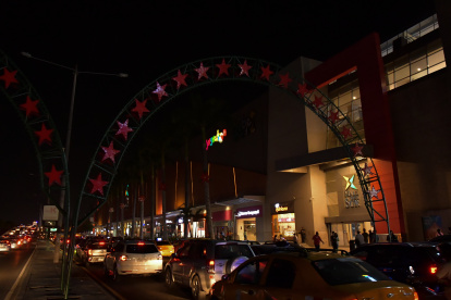 Montaje. Los tradicionales arcos de Mall del Sur fueron instalados, pero sus luces siguen sin encenders