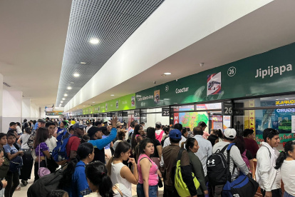 Decenas de ciudadanos acudieron al Terminal Terrestre de Guayaquil para viajar fuera de la ciudad.