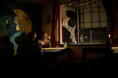 Sin un generador de energía, los negocios colocan velas. A los clientes les parece que es un ambiente más íntimo.