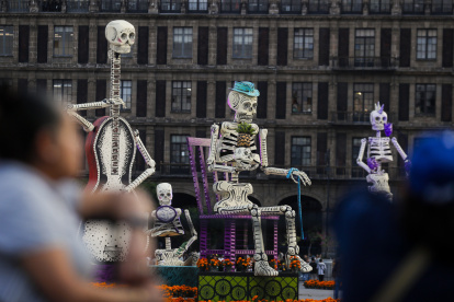 Fotografía de una escultura del Día de Muertos, este miércoles en el Zócalo de Ciudad de México (México).