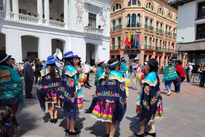 Paso. El baile durante la jocha en la Plaza Grande en centro de Quito.