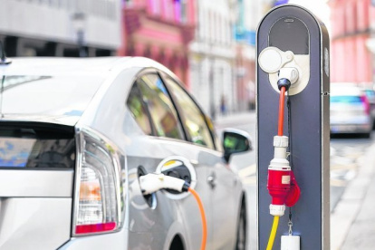 carga. Un carro eléctrica se recarga de energía.