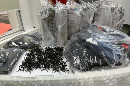 A los detenidos se les encontró un saco de yute con miguelitos.