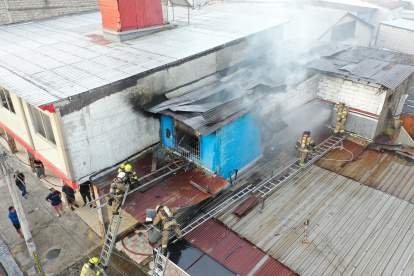 Personal bomberil durante las tareas de ventilación tras el incendio en un inmueble en las calles Séptima y Ayacucho, en el suroeste de Guayaquil.