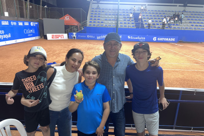 La familia Álvarez Molina acude todas las noches al evento deportivo.