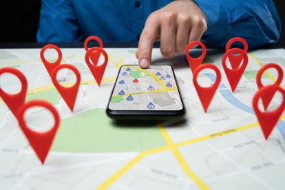 Tecnología. Una persona utiliza el mapa de Google.