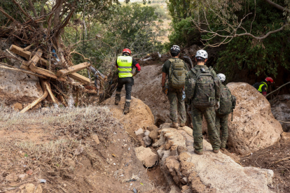 Efectivos de la Unidad Militar de Emergencia (UME) trabajan en la cañada de Letur (Albacete) este viernes