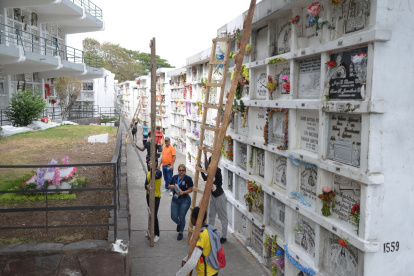 Los ciudadanos empezaron a llegar de a poco al Cementerio General de Guayaquil.