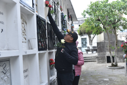 Ciudadanos ya empiezan a acudir a los cementerios en Quito para visitar a sus familiares.