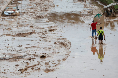 Aspecto de la carretera que une Valencia y Torrente, este jueves. La Comunidad Valenciana intenta recuperarse de la peor inundación del siglo en España.