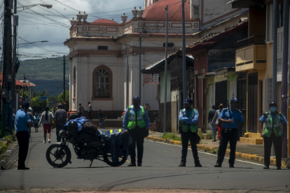 Agentes antidisturbios de la Policía Nacional vigilando la entrada de la iglesia de San Jerónimo en la ciudad de Masaya (Nicaragua).