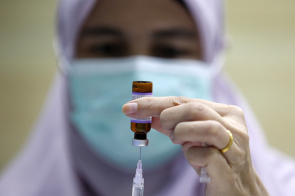 Proceso. Un trabajador de la salud prepara una vacuna contra el VPH.