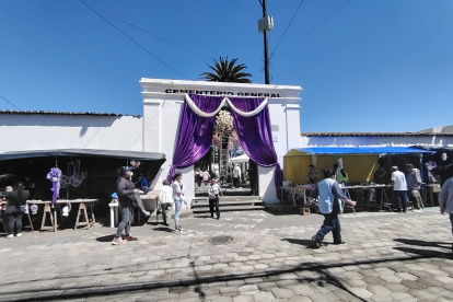 Familias latacungueñas visitan en el cementerio general de Latacunga.