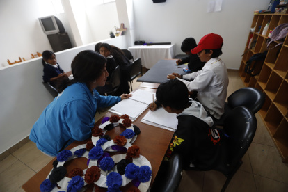 Enseñanza. En un acogedor salón, los niños se sumergen en sus tareas mientras disfrutan de juegos y participan en diversas actividades educativas, recreativas y artísticas.