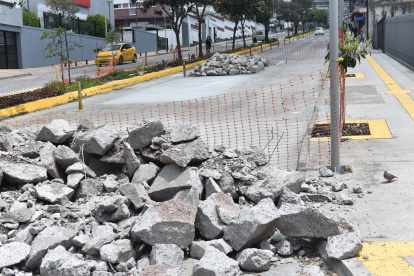 Construcción. Se colocaron rocas de una zona que fue intervenida.