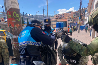 El operativo en Quito contó con agentes que son del Municipio, militares y policías.
